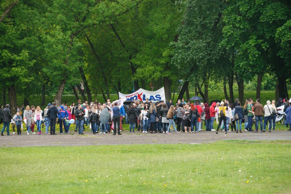 Protestuotojų gretas išretino lietus ar nuolaidos?