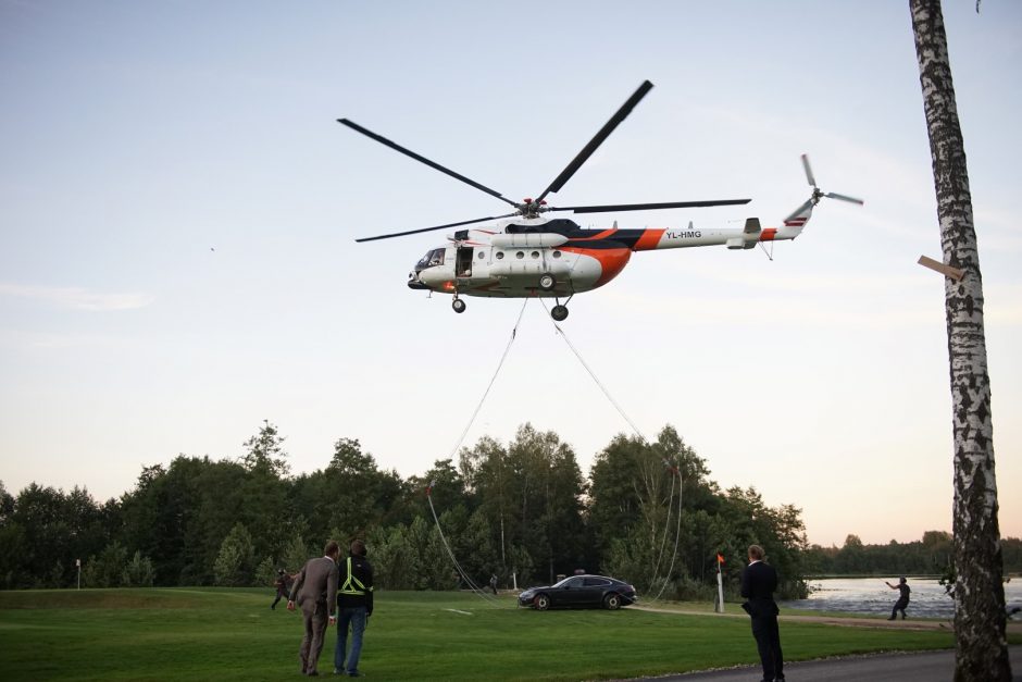 Prabangus sportinis „Porsche Panamera“ nusileido iš dangaus