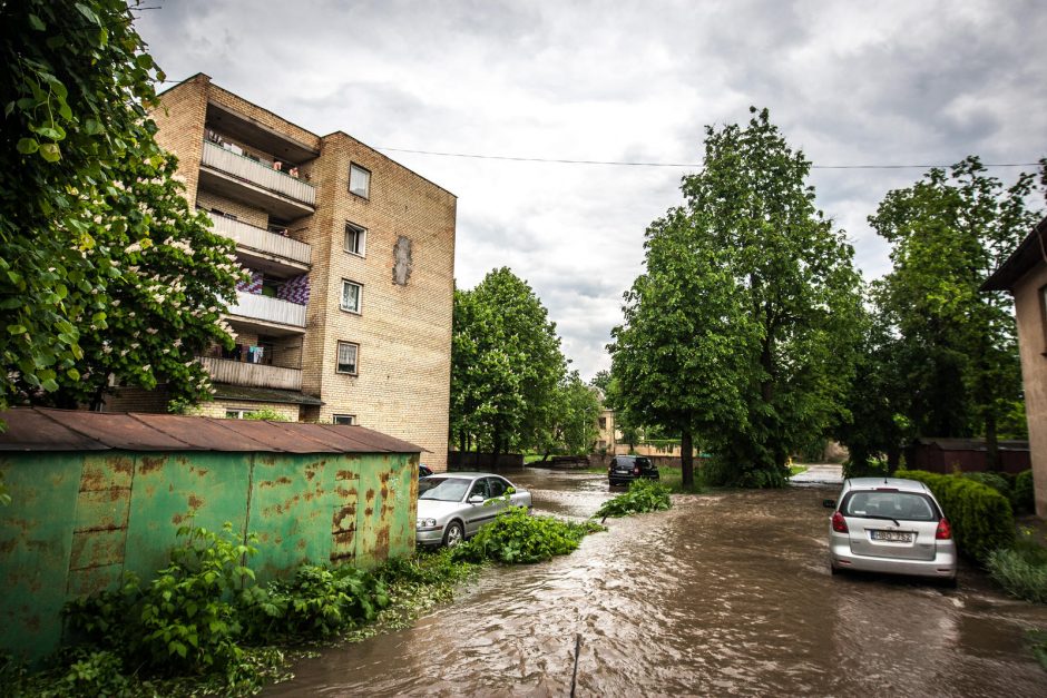 Po stiprios liūties patvino Kauno gatvės