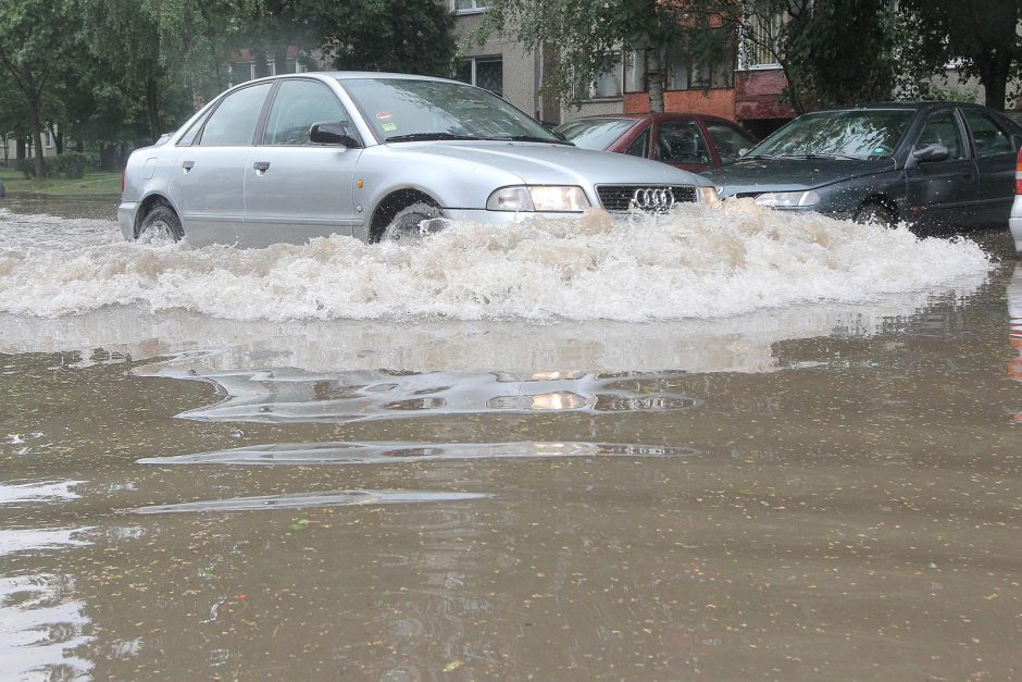 Įkaitusį Kauną pliekė kruša, gatvės virto upėmis