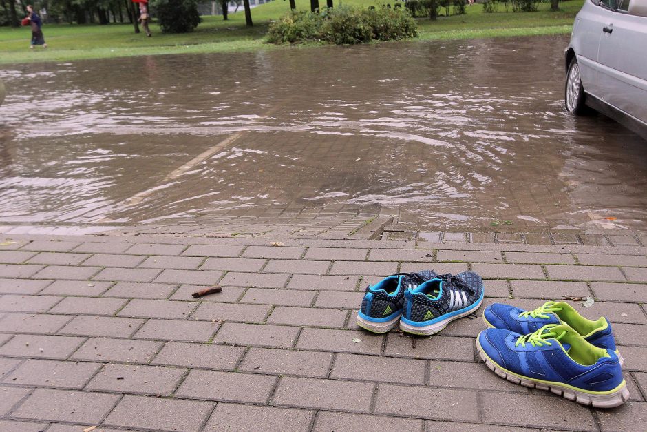 Įkaitusį Kauną pliekė kruša, gatvės virto upėmis