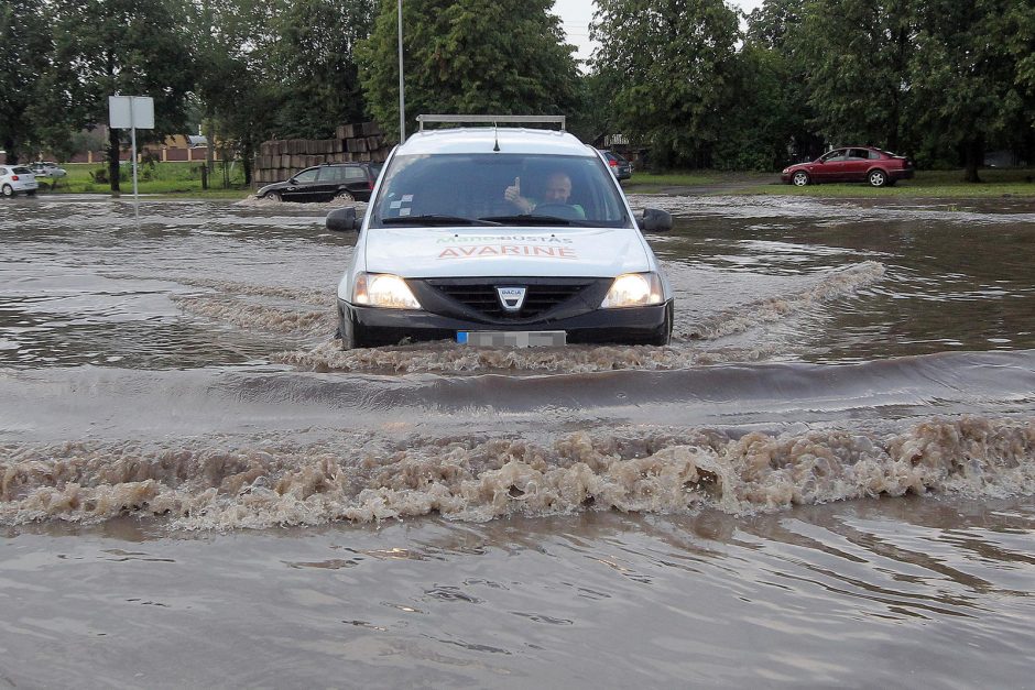 Įkaitusį Kauną pliekė kruša, gatvės virto upėmis