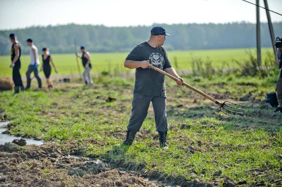 Į „IššŪKIS kaime“ grįžęs skaistuolis Algimantas kolegas pasitiko pusnuogis