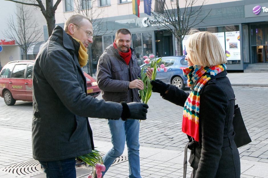 Kovo 8-osios rytą garsūs aktoriai moteris džiugino gėlėmis