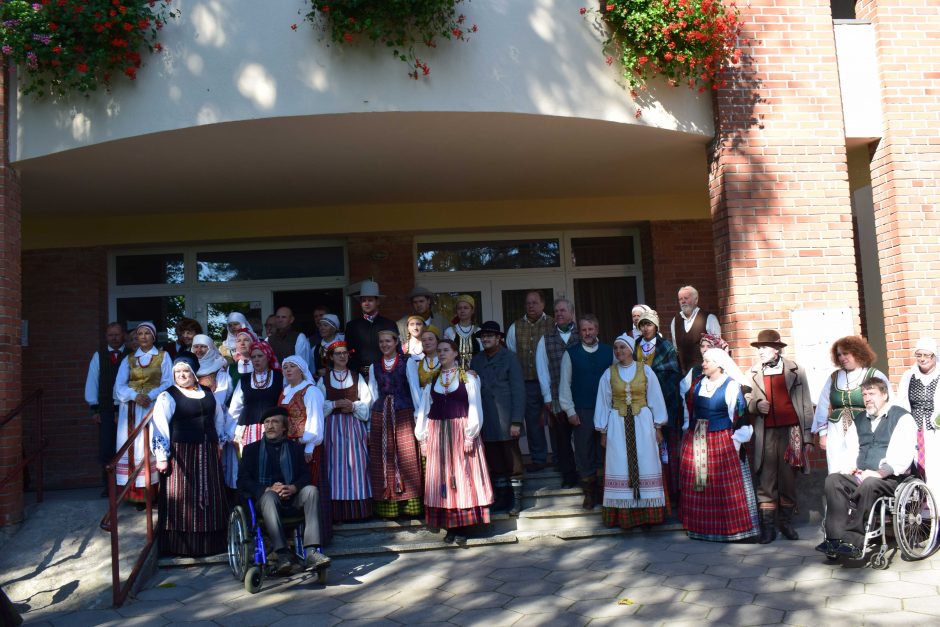 Raudondvaryje jėgas išbandė folklorinių ansamblių vyrai