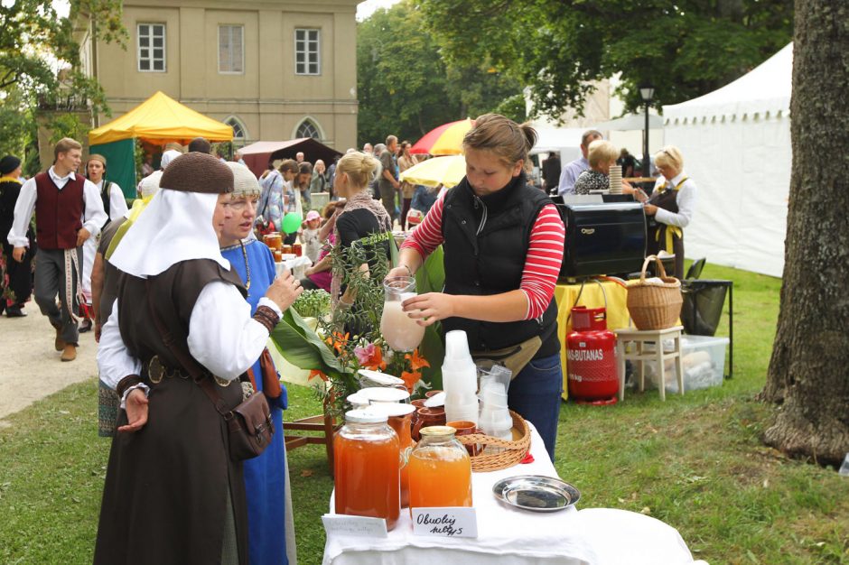 Raudondvaryje nuo rudens gėrybių švytėjo ir užsieniečių akys