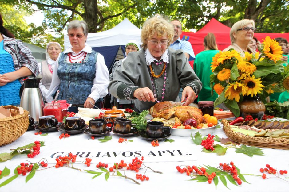 Raudondvaryje nuo rudens gėrybių švytėjo ir užsieniečių akys