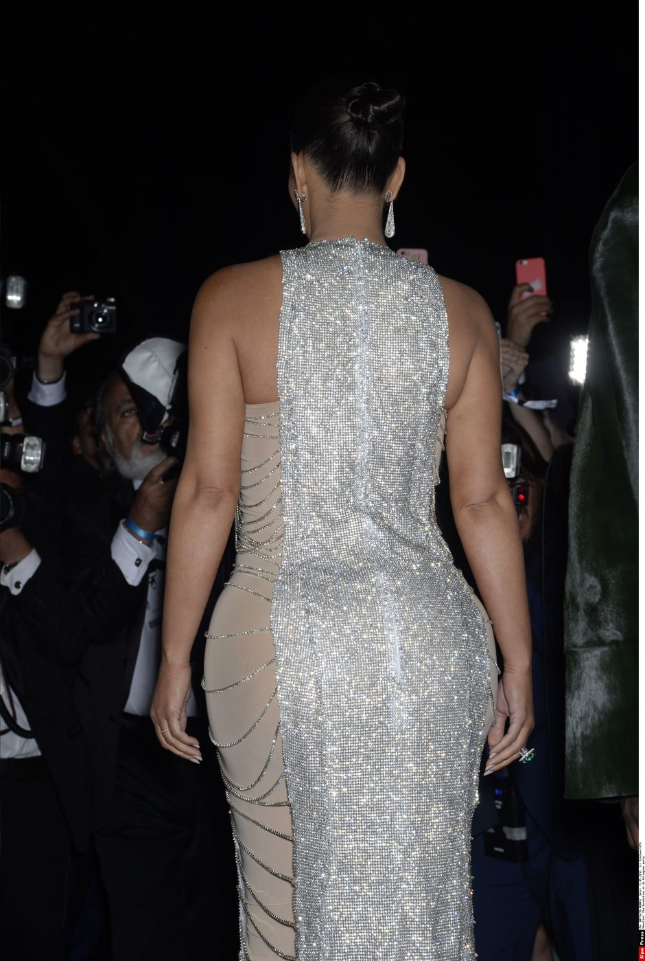 K. Kardashian dėl didelio užpakalio gėdijosi išsirengti prieš vyrą