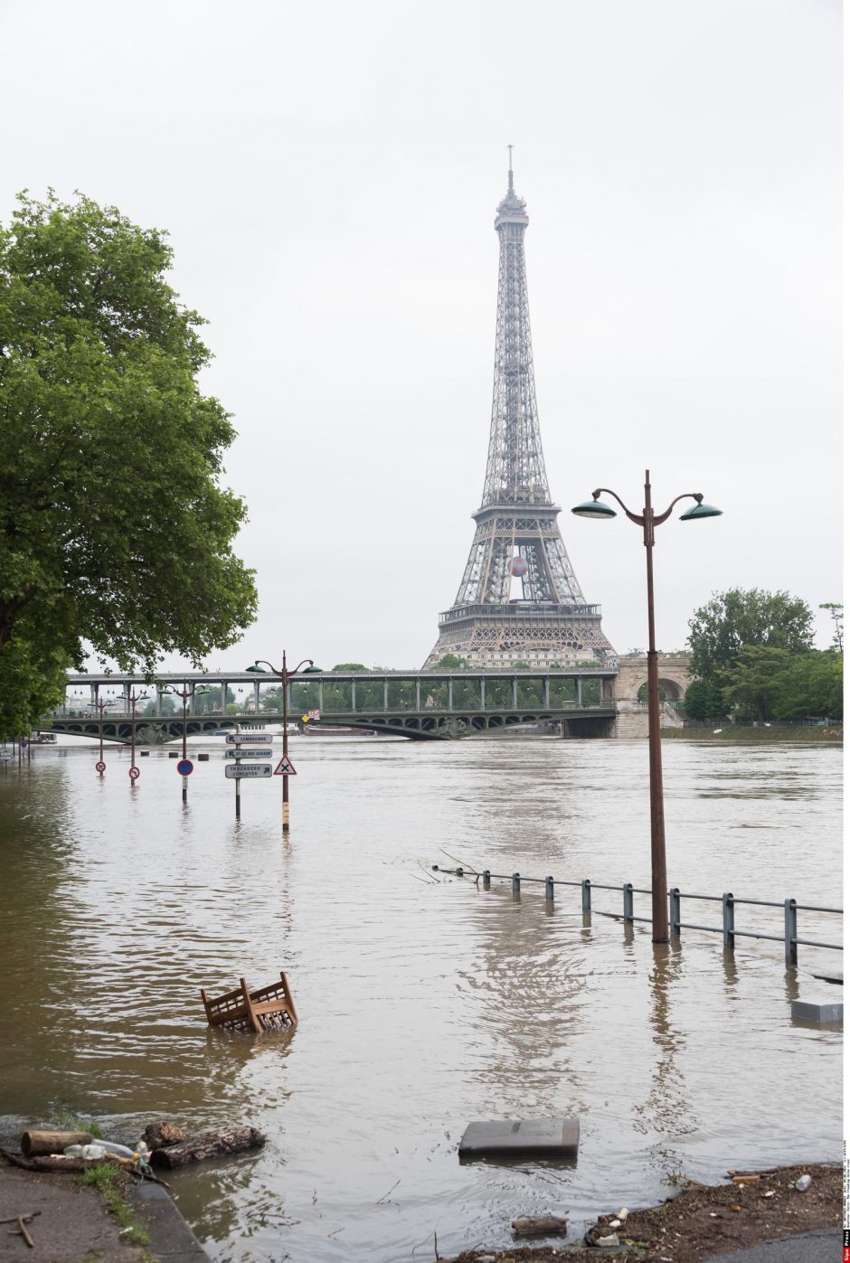 Paryžiuje patvinusios Senos vanduo truputį nuslūgo