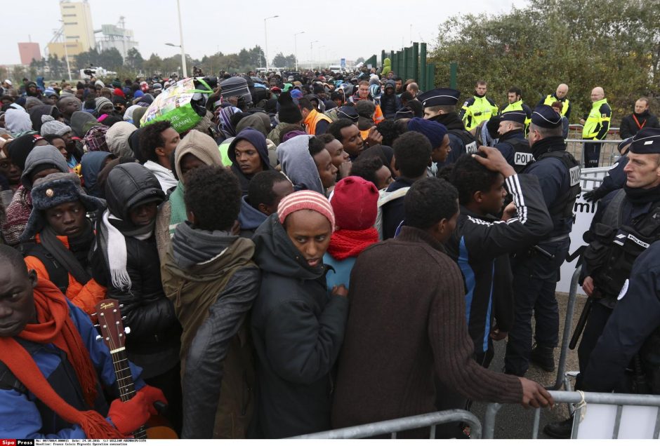 Prancūzijoje migrantai evakuojami iš „Džiunglių“ 