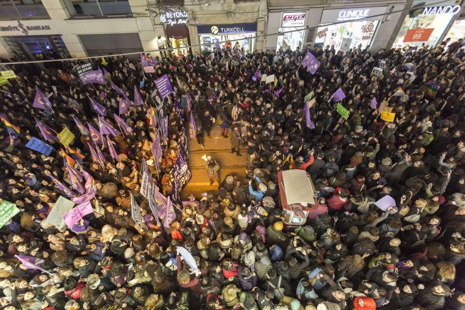 Proteste dėl moterų teisių – dešimtys tūkstančių turkių