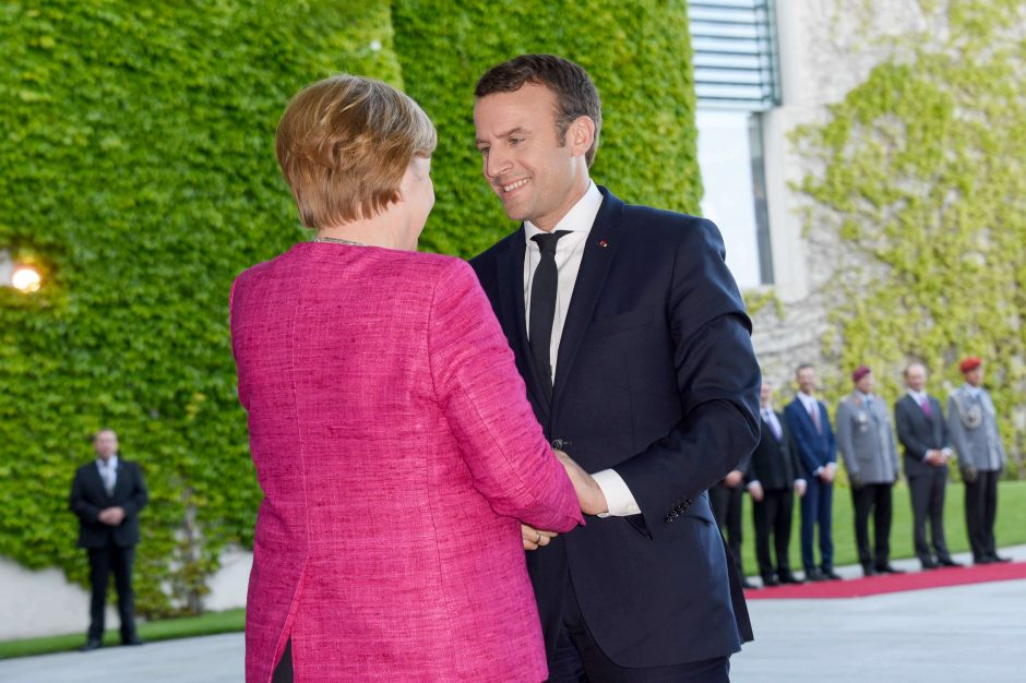 E. Macronas užsitikrino A. Merkel paramą siekiui pertvarkyti Europą