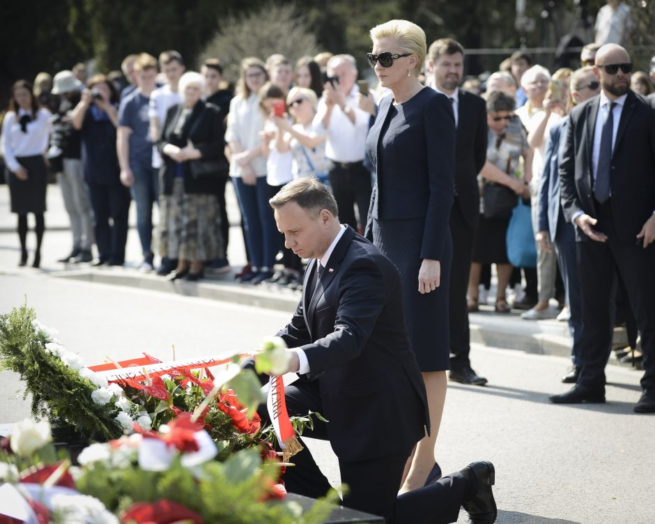 Lenkija vėl pareikalavo grąžinti Rusijoje sudužusio prezidentinio lėktuvo liekanas