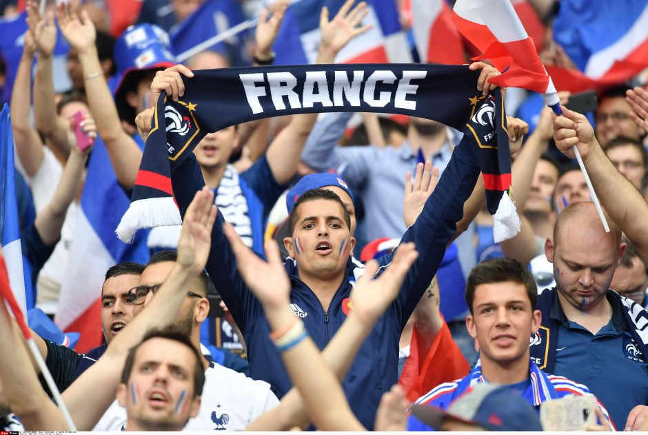 Europos futbolo čempionatas Prancūzijoje prasidėjo šeimininkų pergale
