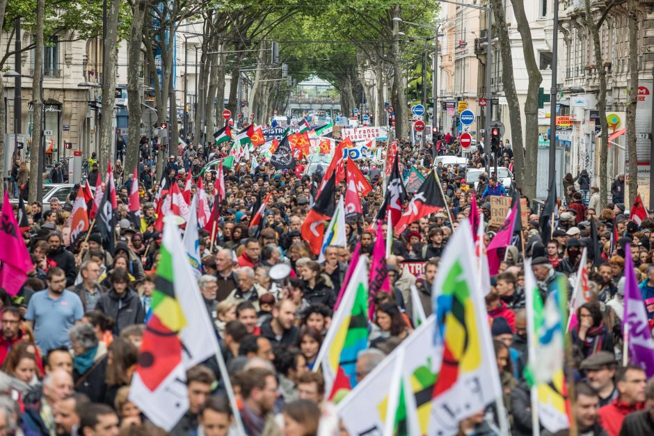 Tarptautinę darbo dieną pasaulyje – audringos demonstracijos