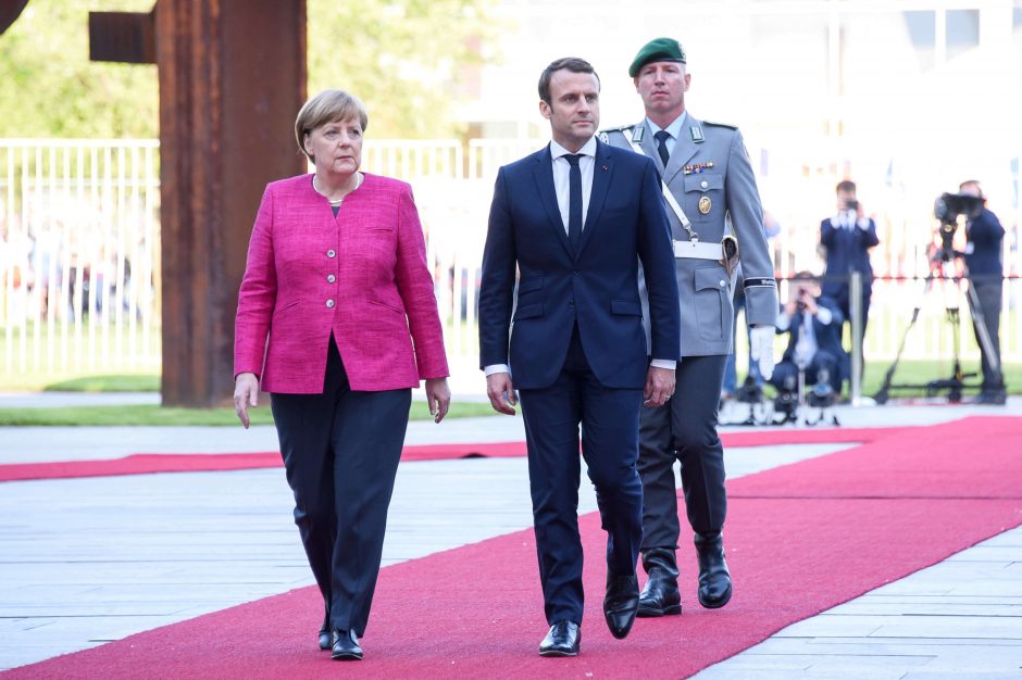 E. Macronas užsitikrino A. Merkel paramą siekiui pertvarkyti Europą
