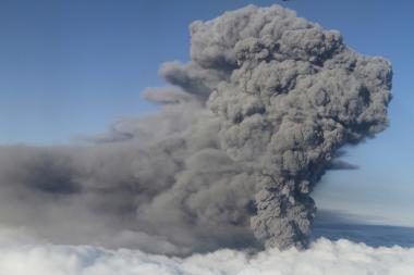 Kamčiatkoje ugnikalnis išspjovė pelenų stulpus į daugiau nei 4 km aukštį