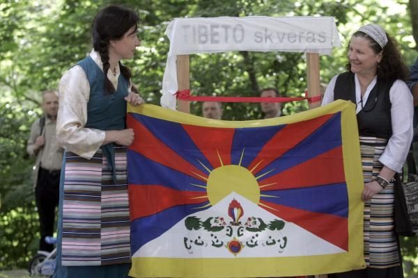 Tibeto skvero atidaryme - vos keli parlamentarai