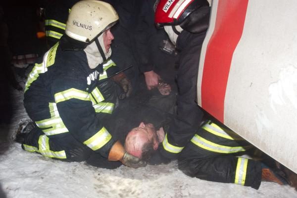 Naktį Vilniuje iš degančio buto išgelbėti trys žmonės