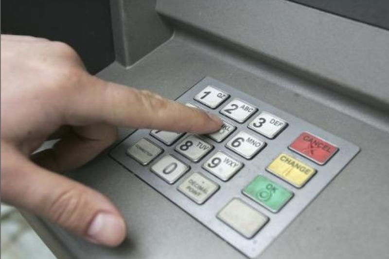 „Nemokami“ pinigai: bankomatas dvigubino išgryninamą sumą   