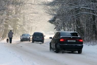 Kelių būklė: daug kur provėžota ir padengta prispaustu sniegu