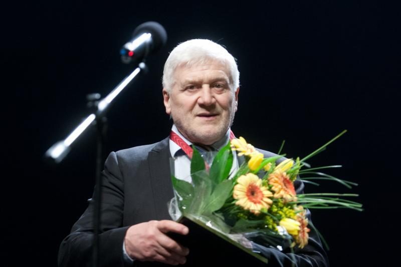 Ryškiausiems Lietuvos teatralams įteikti„Auksiniai scenos kryžiai“