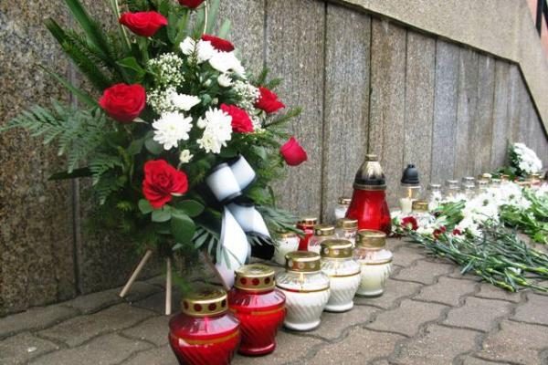 Prie Lenkijos ambasados Vilniuje gula gėlės, degamos žvakutės