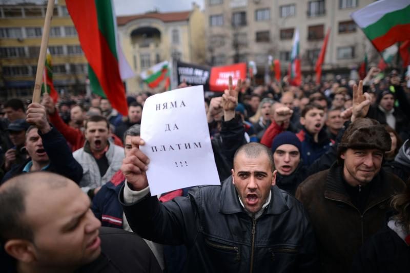 Bulgarijoje protestuotojai dėl elektros sąskaitų susirėmė su policija