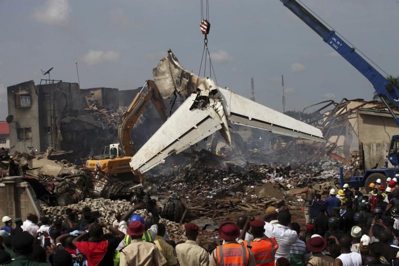 Lėktuvo avarija Nigerijoje: gelbėtojai renka palaikus