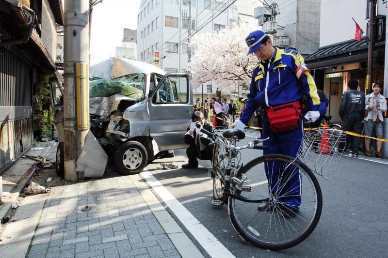 Japonijoje mikroautobusui įsirėžus į pėsčiųjų grupę žuvo 7 žmonės