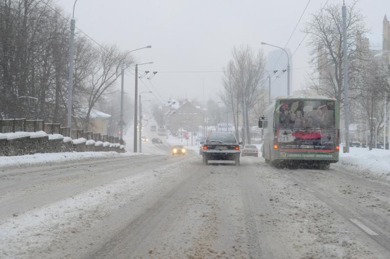 Lietuvoje eismą sunkina sniegas ir plikledis