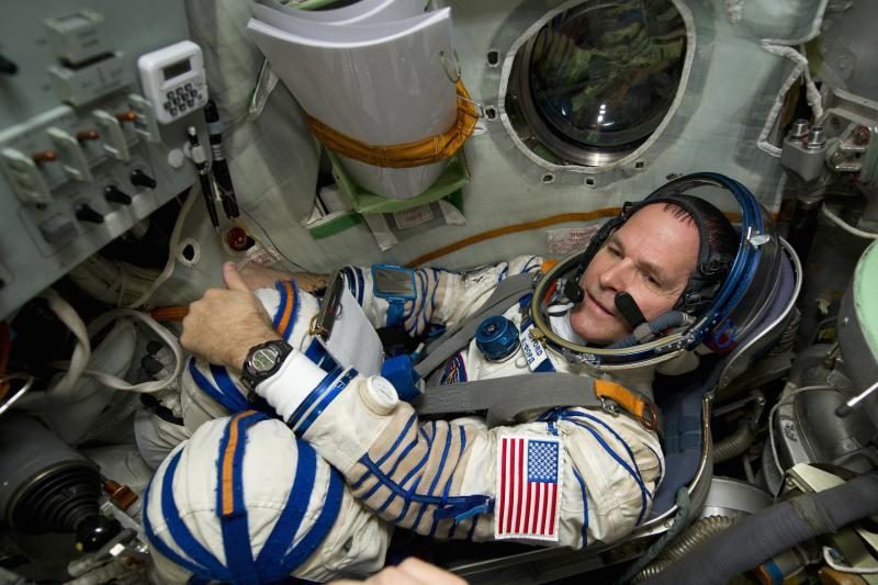 Du TKS astronautai išėjo į atvirą kosmosą šalinti gedimo