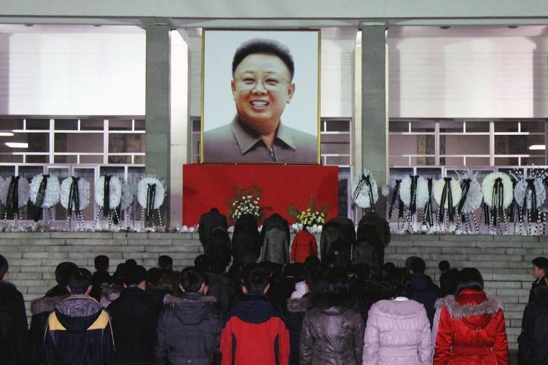 Šiaurės Korėja pagerbė mergaitę, kuri žuvo gelbėdama lyderių portretus