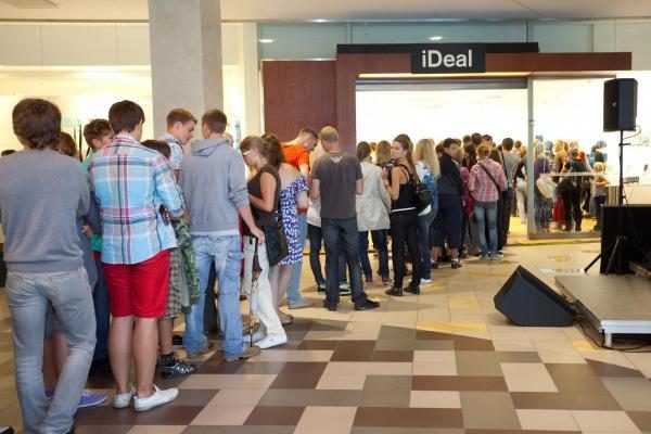Naują „iDeal” parduotuvę atidarė 150 metrų ilgio žmonių eilė