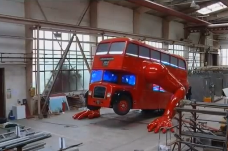 Londone – atsispaudimus darantis dviaukštis autobusas 