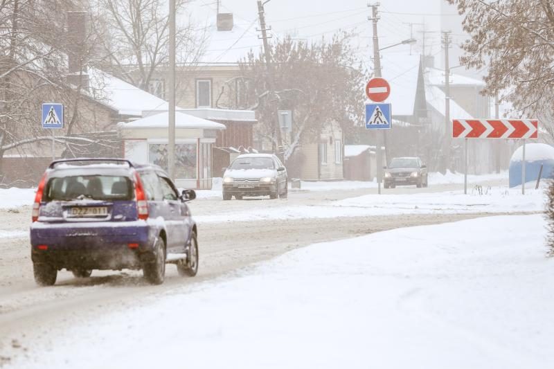 Sniego gniaužtuose atsidūrusiame Kaune – daugiau avarijų 