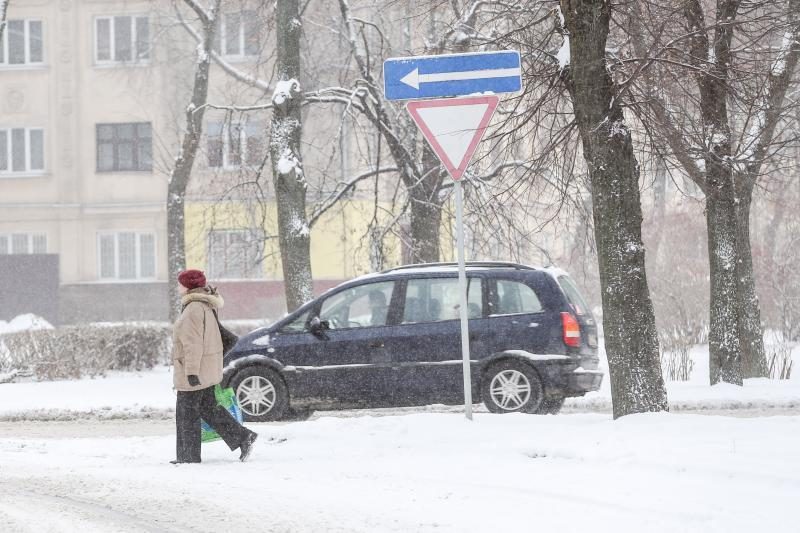 Sniego gniaužtuose atsidūrusiame Kaune – daugiau avarijų 