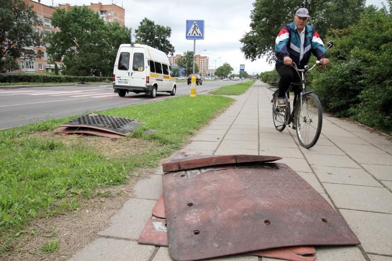 Senuosius greičio slopinimo kalnelius išmėtė kelkraščuose  