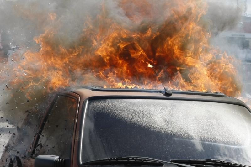 Kairėnų kapinių stovėjimo aikštelėje degė automobilis