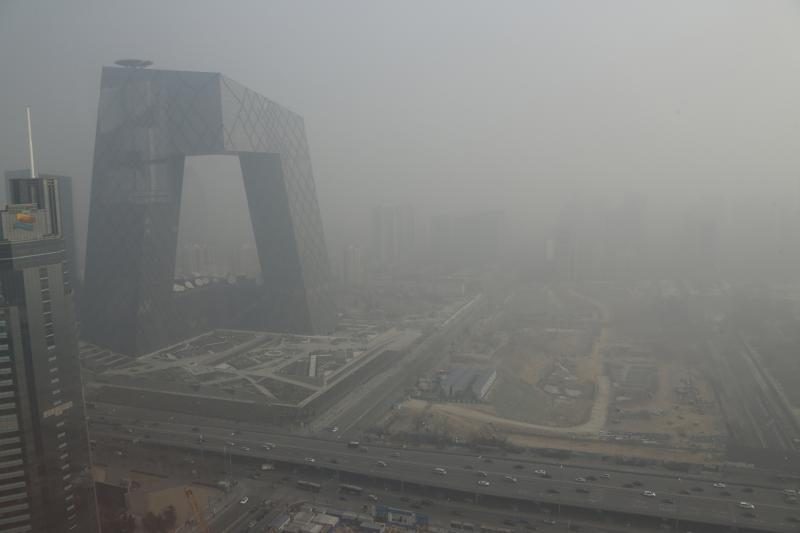 Pekiną užgulė tirštas smogas, gyventojai raginami likti namuose (foto)