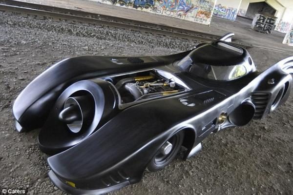 Batmano automobilis išriedėjo į gatves