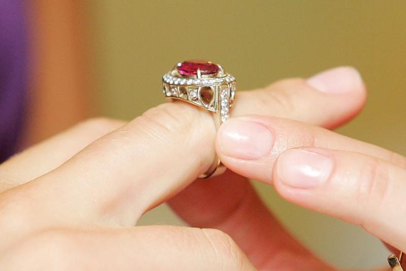 Kaunietė pasigedo 10 tūkst. litų vertės žiedo su deimantais