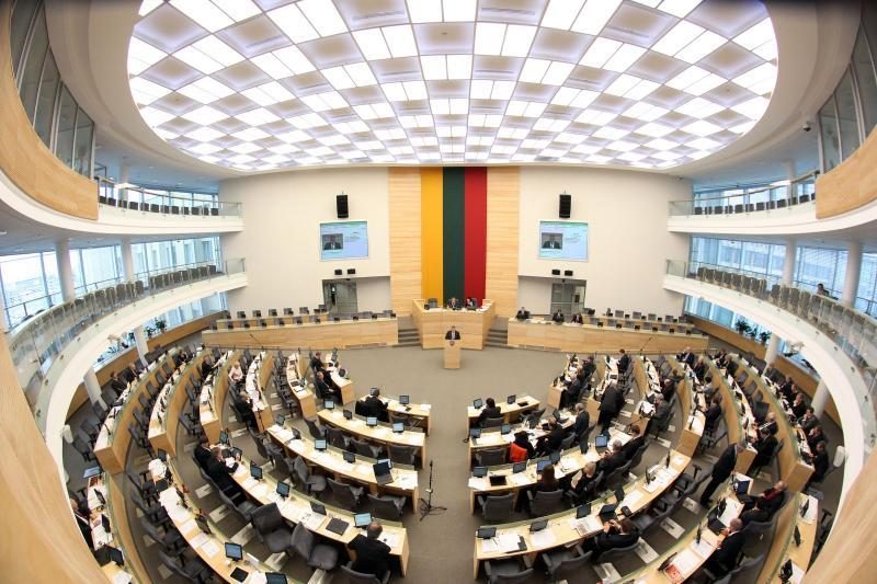 Suvėlęs projektą dėl partijų finansų Seimas stabdo jo priėmimą
