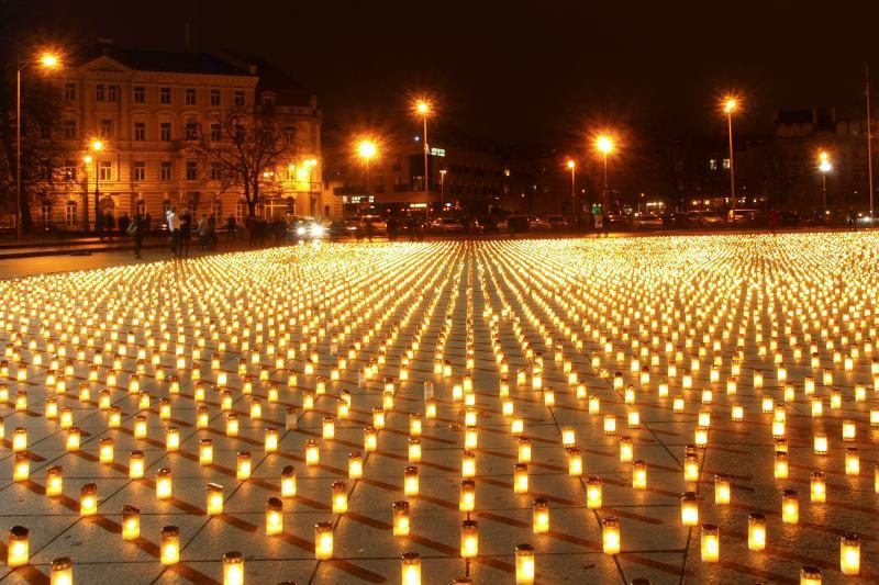 Žuvusiesiems keliuose sužibo per 15 tūkst. žvakučių