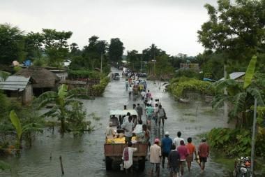 Indijoje nuo potvynių nukentėjo šimtai tūkstančių žmonių