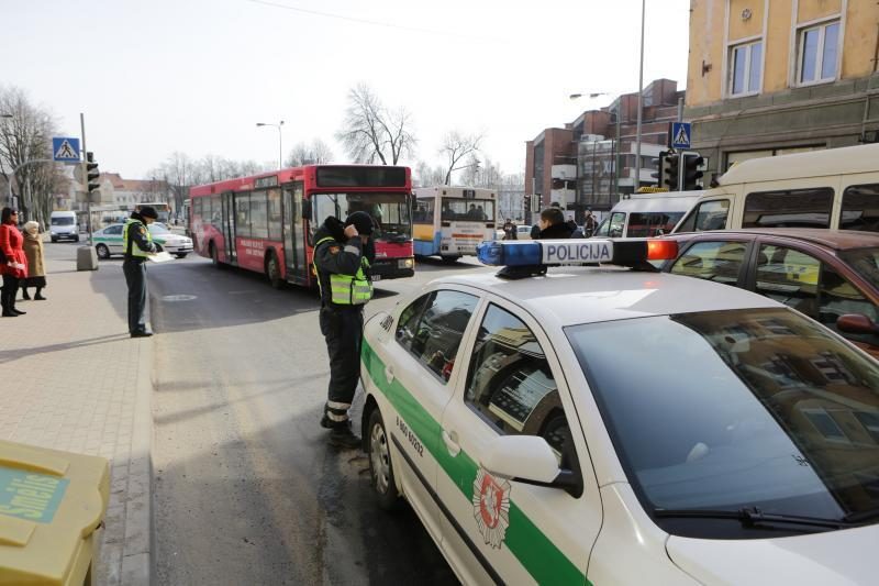 Klaipėdoje autobusas perėjoje nutrenkė mergaitę (papildyta)