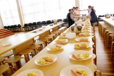Mokyklose - per mažos pietų porcijos ir prastas apšvietimas