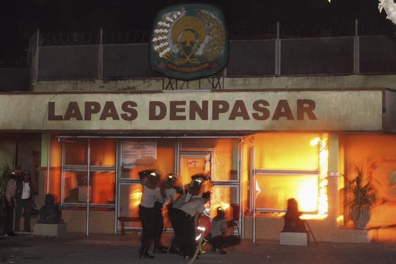 Indonezijos policija malšina kalinių riaušes Balyje
