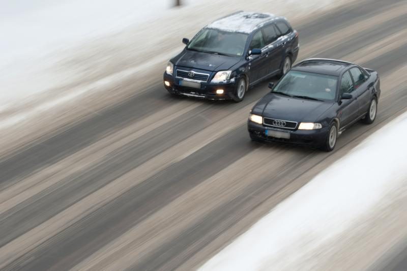 Kelininkai įspėja vairuotojus dėl slidžių rajoninių kelių