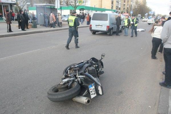 Ant kelio pasipaniojus šuniui žuvo motociklininkas 